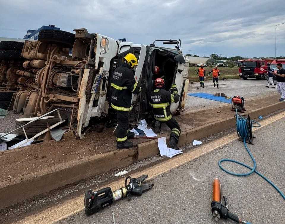 Caminhão tomba na BR-163 e motorista morre preso às ferragens em Sorriso
