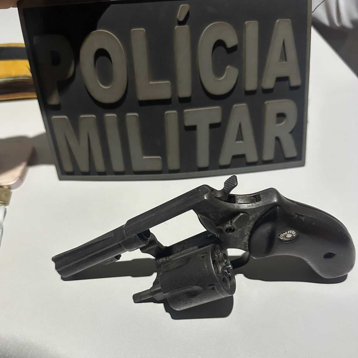 Revólver calibre .38 é encontrado em lixeira após ocorrência com tiros em Apiacás