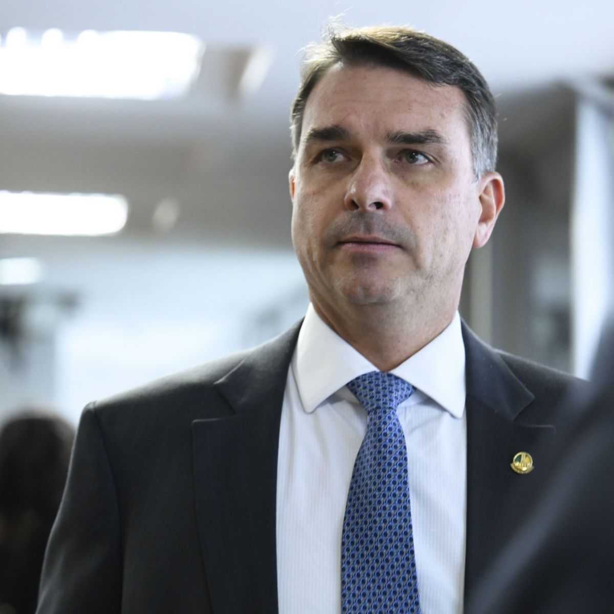 Estratégia Política: Flávio Recua de Recusa e Confirma Presença em Debate Após Movimento de Lula