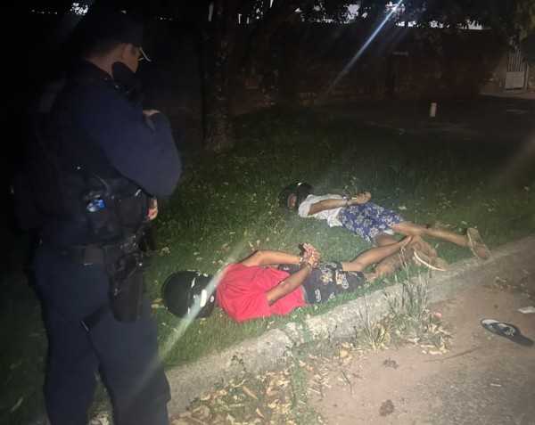 Fuga de moto termina com dois homens detidos após manobras perigosas em Alta Floresta