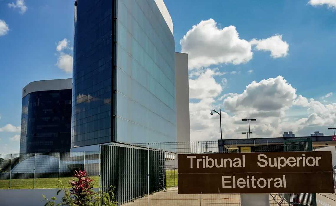 TSE Proíbe Campanha de Lula de Afirmar que Flávio Bolsonaro é Contra o Fim da Escala 6x1 por Entender que a Mensagem Transmite Falso Posicionamento do Senador