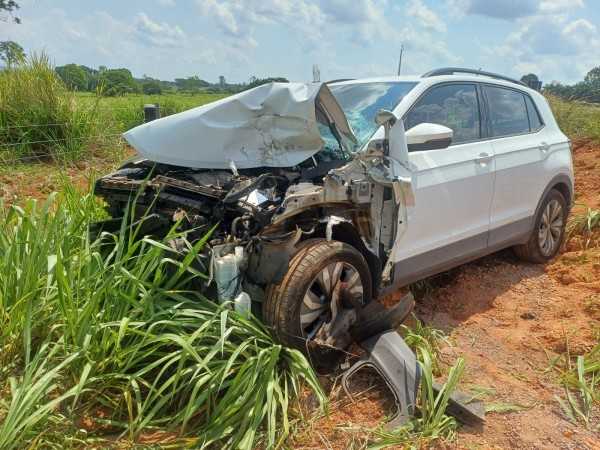 Mulher é levada ao hospital após batida entre Dodge Ram e VW T-Cross na MT-320