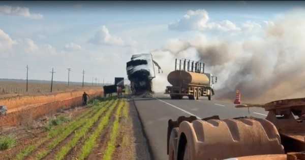 Carreta com carga de algodão é atingida por incêndio na BR-163 em Lucas do Rio Verde
