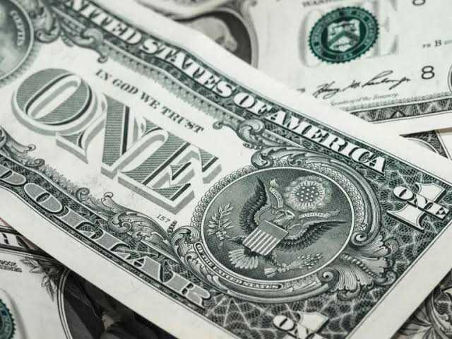 Mercado Futuro de Câmbio Registra Acomodação em Meio à Leilão do Banco Central e Disputa Eleitoral