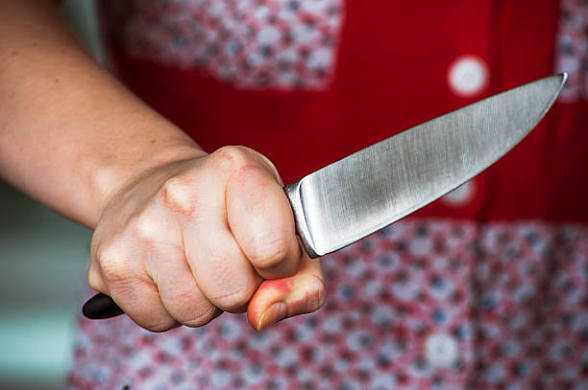 Mulher é presa após supostamente ameaçar companheiro com faca em Colíder